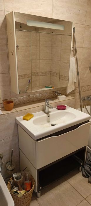 Раковина с шкафом и подвесным шкафом.