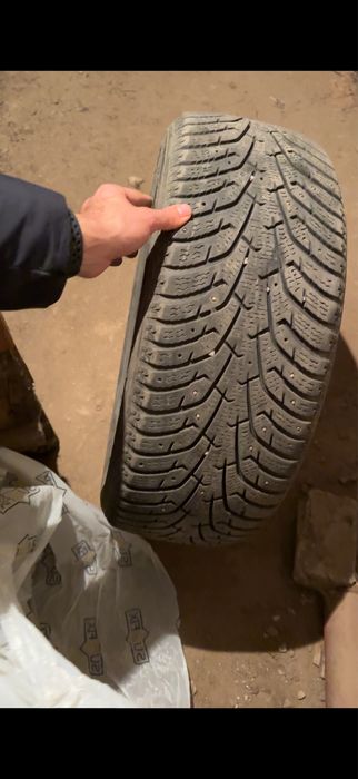 Продам зимнюю шипованную резину 215/55 R17