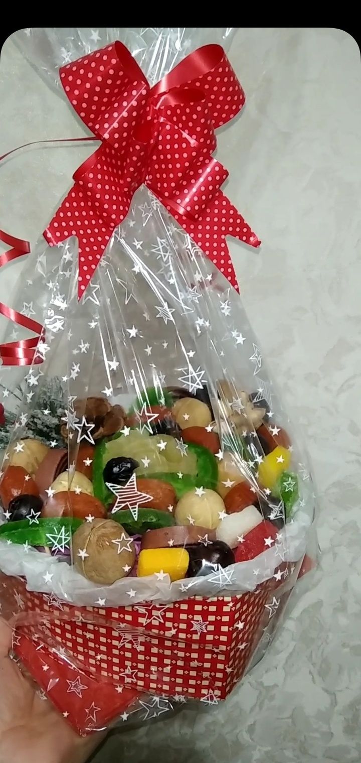 Композиция из сухофруктов и орехов.