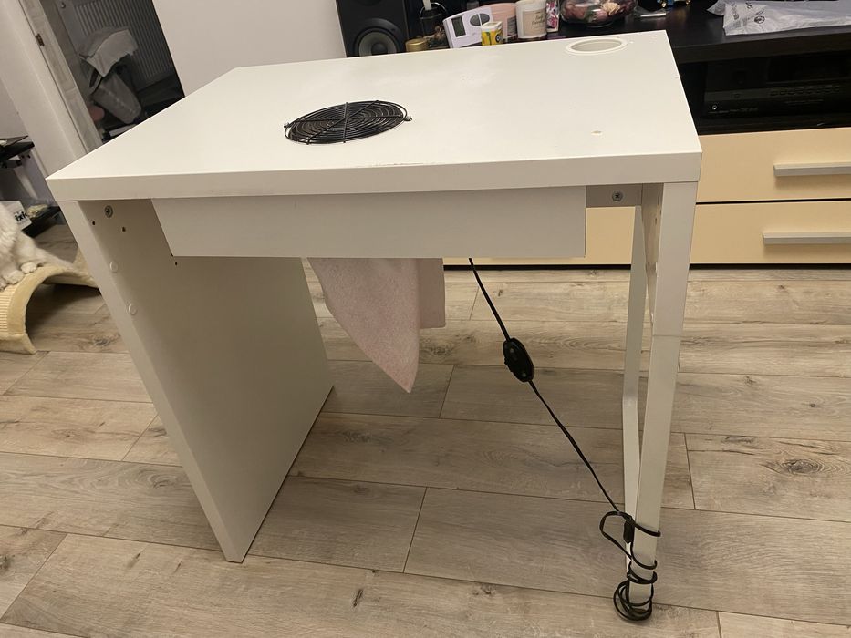 Masa manichiura cu aspirator incorporat