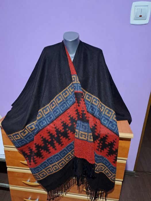 Vând Poncho de Iarna  cu Franjuri Nou