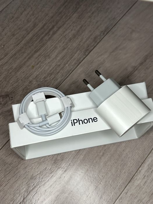 Продам зарядку новый адаптер  20W шнуром для Айфон