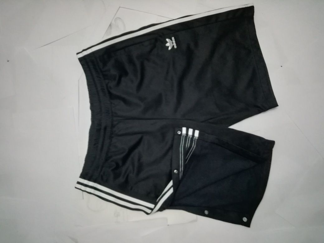 Pantalonii adidas (nu nike, nu stussy, nu charhart)