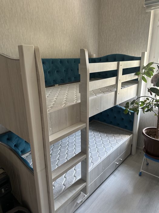 Комлект кроватей и письменный стол-парта