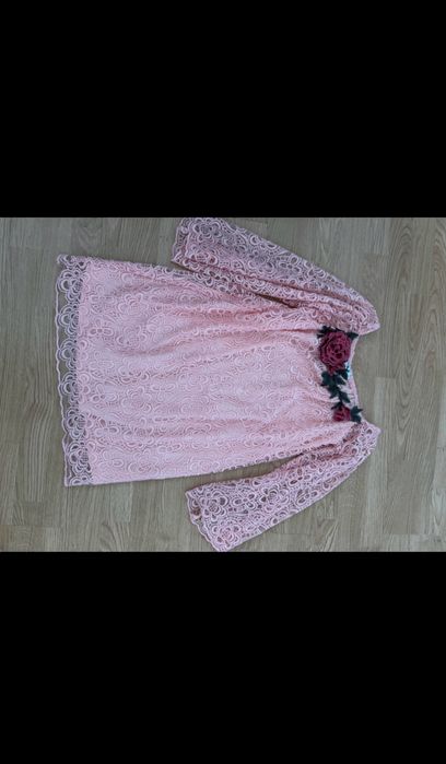 Rochie cu maneci din dantela