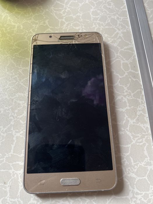 Samsung j510 есть трещины на экране на работу невлияют
