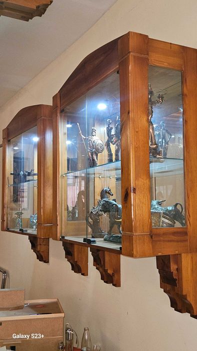 Масивен дървен шкаф - витрина