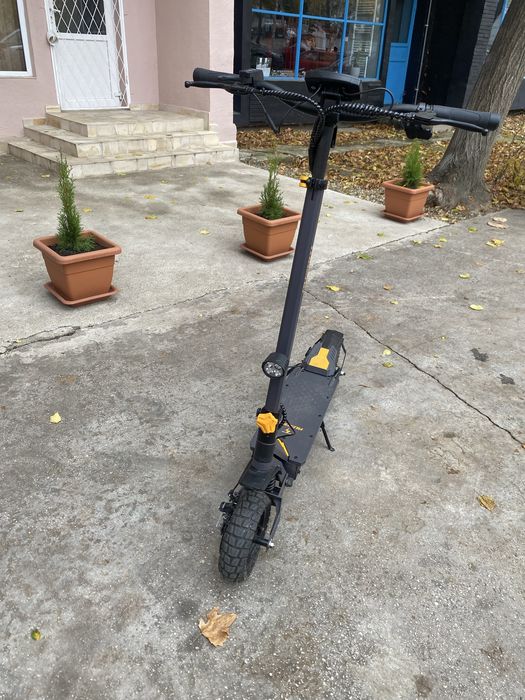 Vand Ausom L1 intretinuta foarte bine , stare excelenta