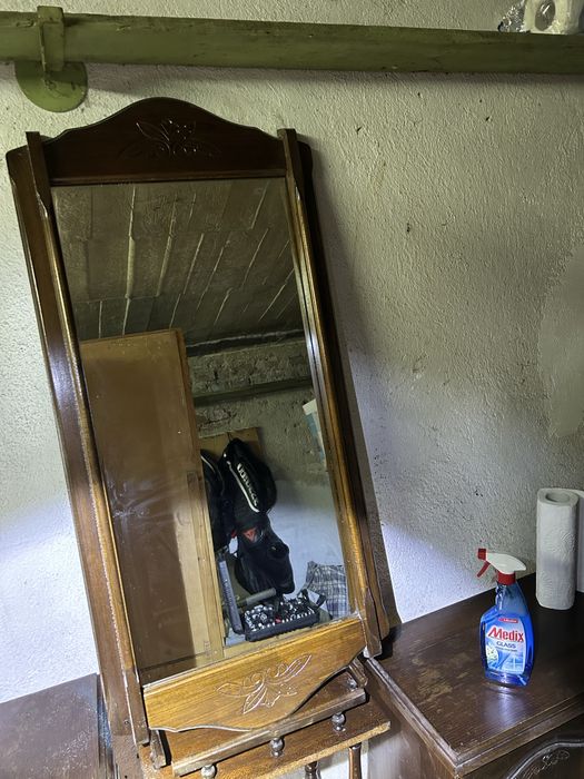 Стара шевна машина, шкафчета,стар телевизор и огледало.