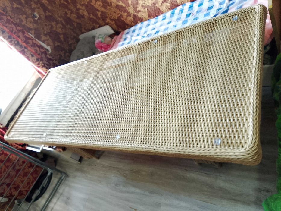 Стол плетенный из ратановой нити