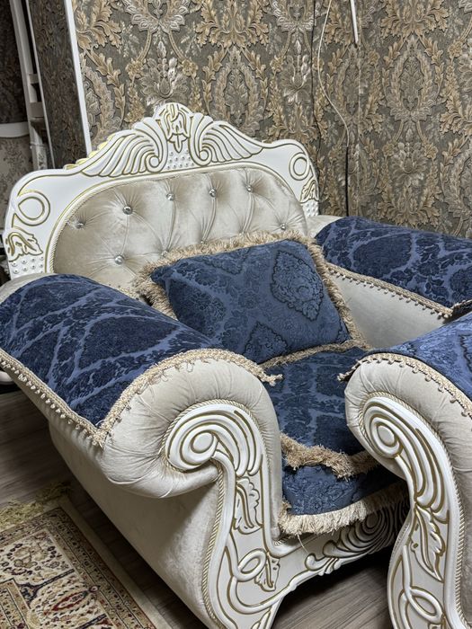 Диван с двумя креслами