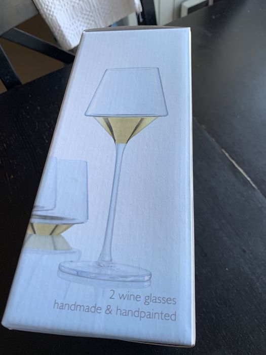 Cadou . Pahare  de vin lucrate manual . Pictate manual . LSA space .