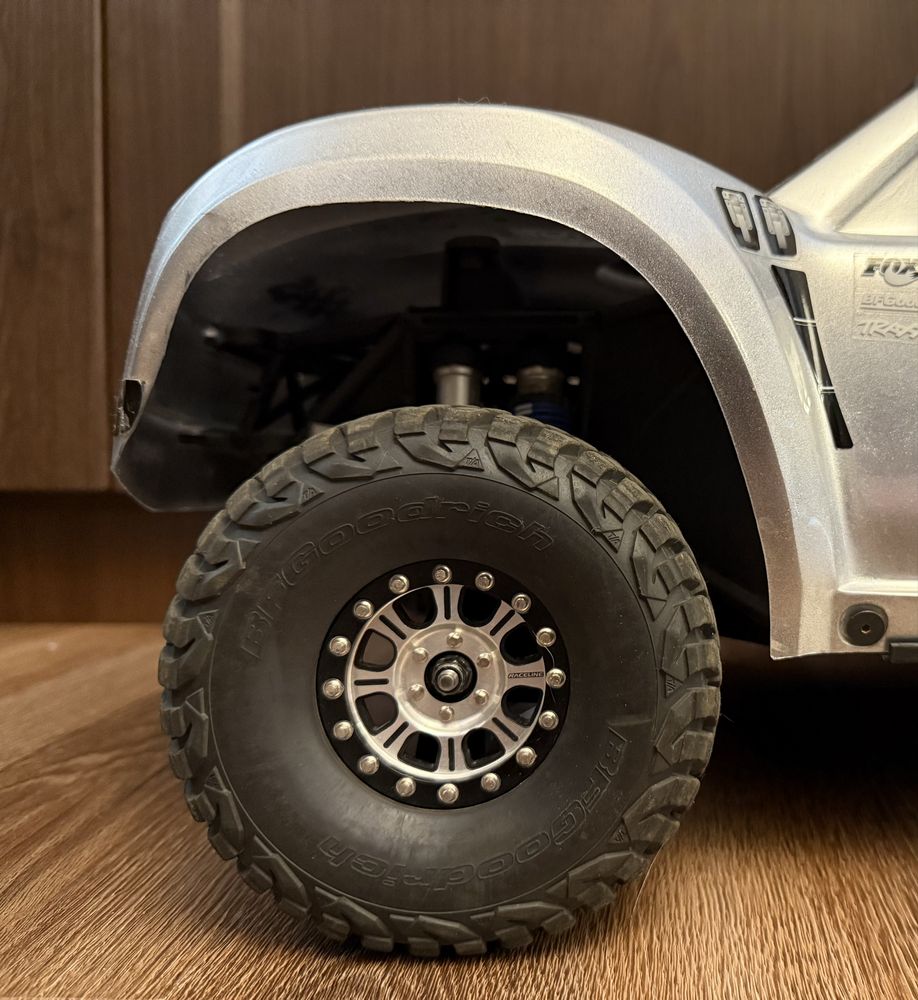 Traxxas UDR automodel 1/7 cu multe upgrade-uri și 4 acumulatori !!!