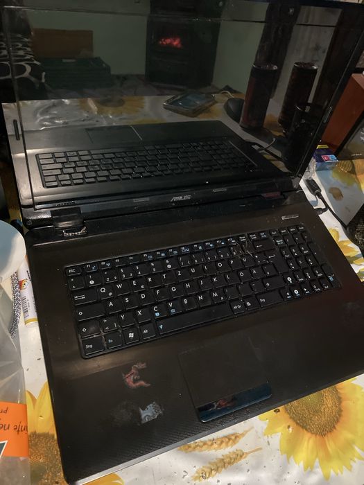 Vand laptop asus+ 3 boxe