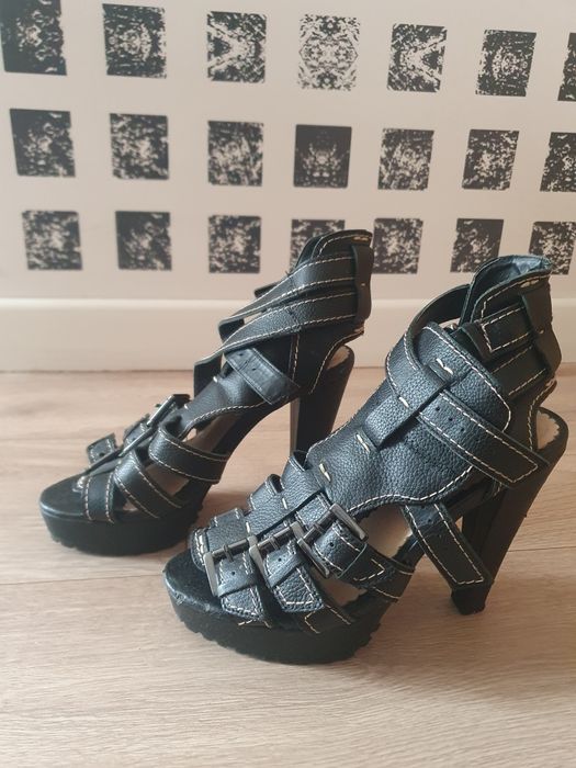 Продам кожанные босоножки Mango