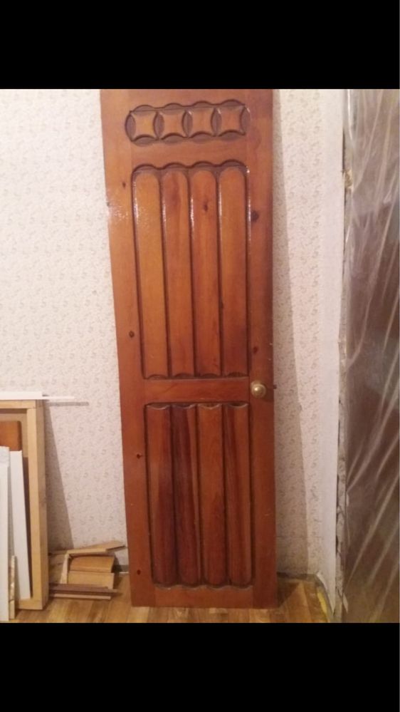 Продаю двер деревянную
