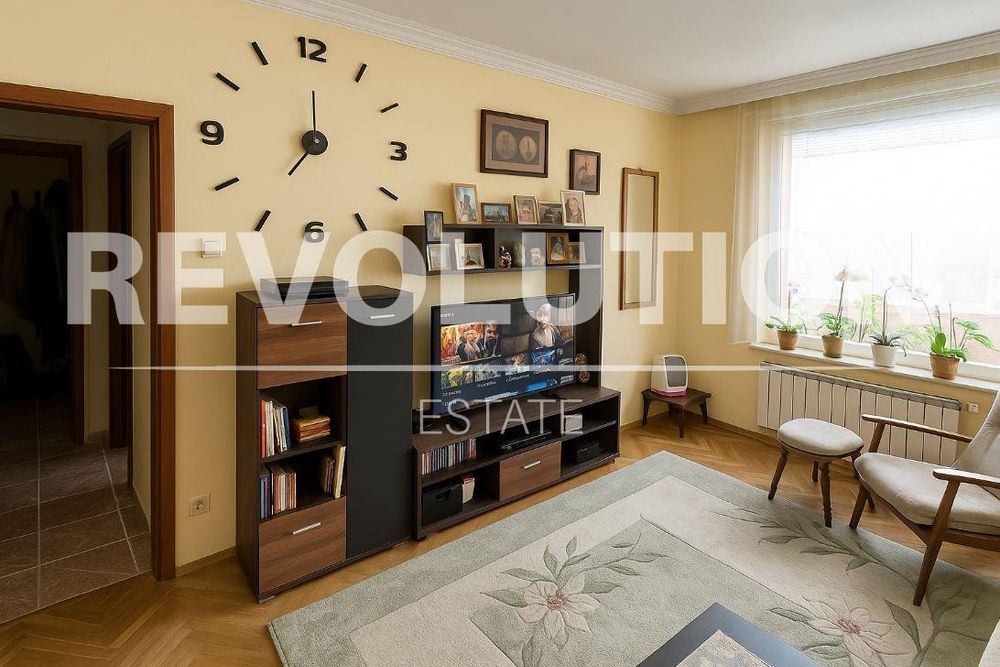 Дава се под наем Тристаен апартамент в Варна, Център - 60 кв.м за 511 € - Снимка #1