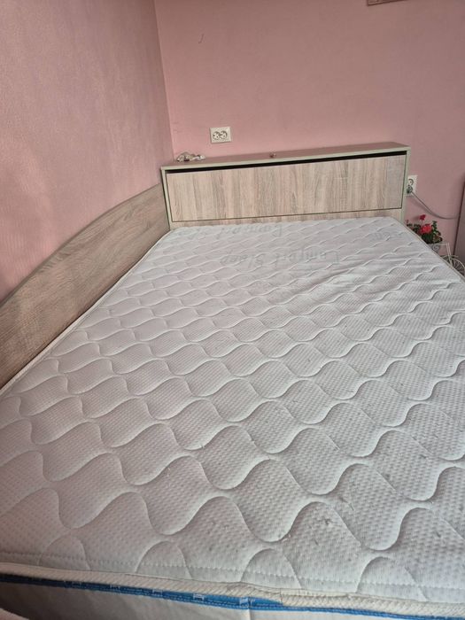 Спалня с матрак, ракла и подматрачни механизъм и място за съхранение