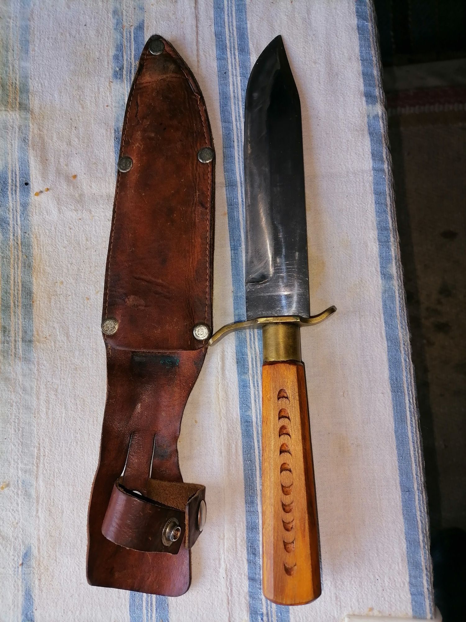 Бьлгарски нож, почти нов.