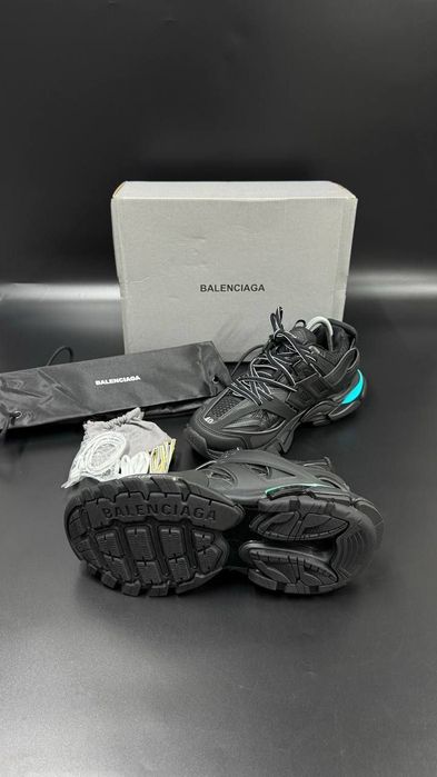 Balenciaga track cu led
BALENCİAGA 36/37/38/39/40/41 
Pret 1350