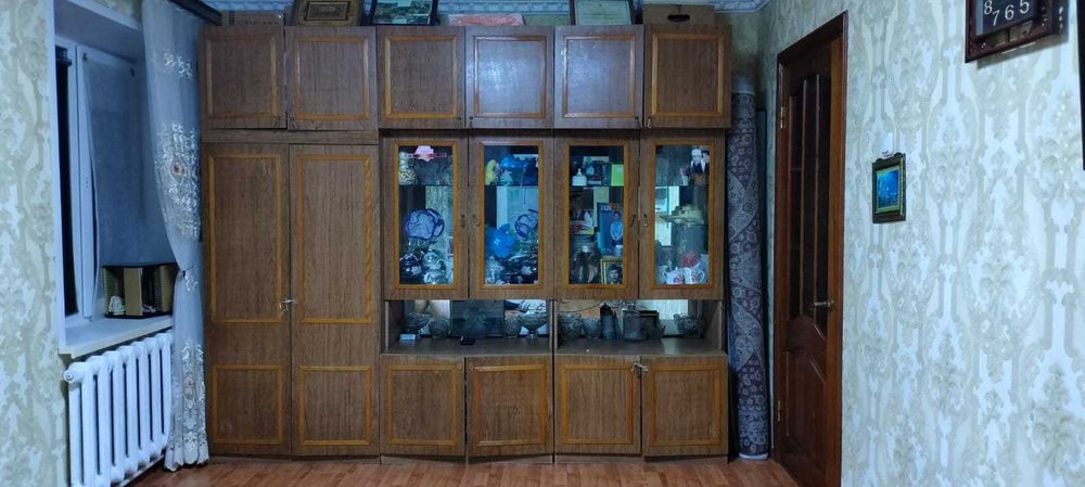 Продам большой прочный шкаф-сервант — забирайте недорого!