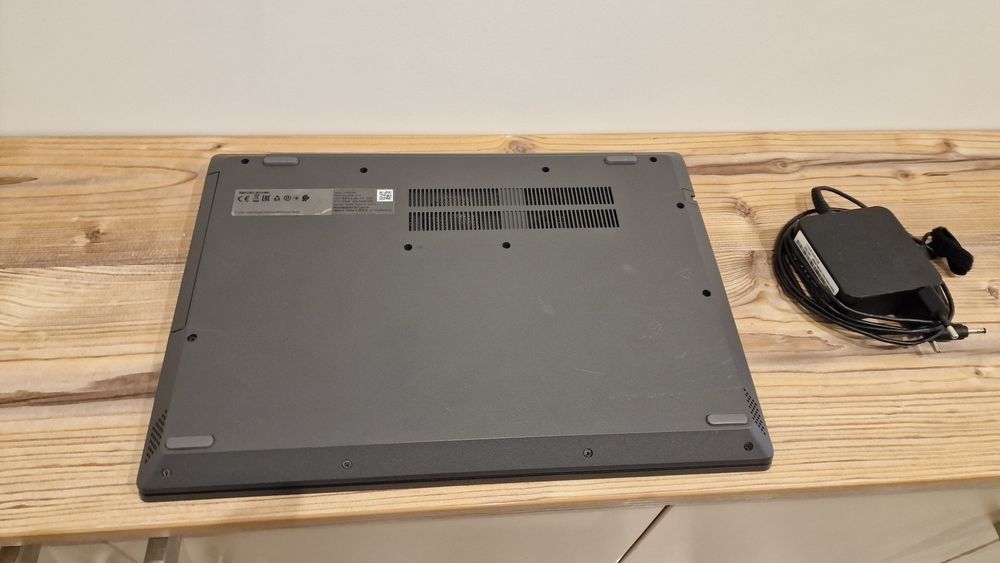 Lenovo v155-15API в перфектно състояние