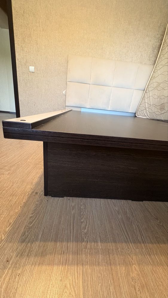 Продам двуспальную кровать и комод в хорошем состоянии