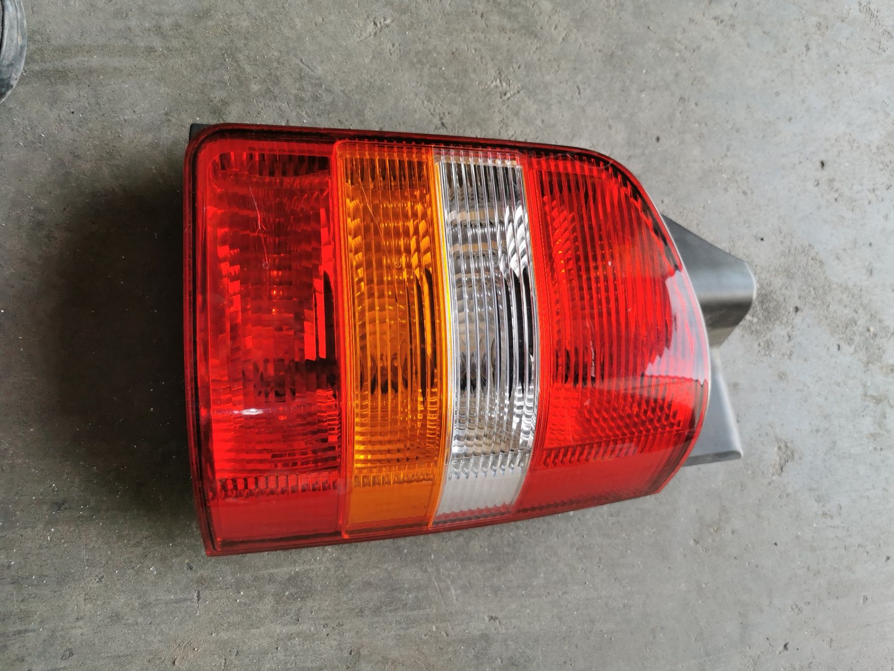 Tripla lampa stop dreapta vw t5 transporter model cu usi 2006