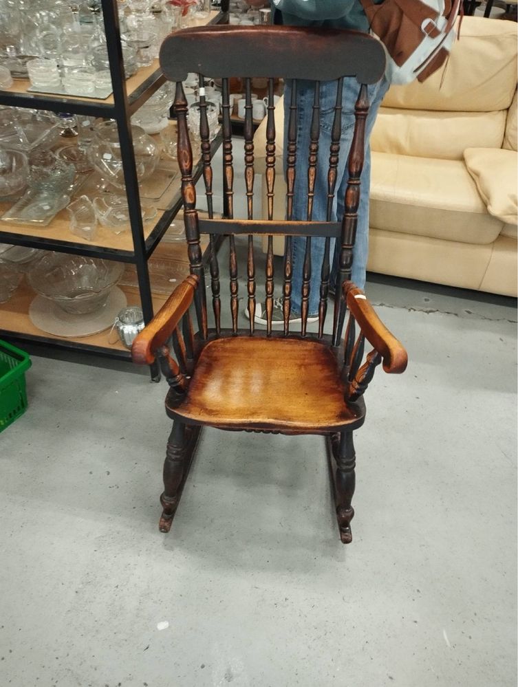Продавам дървен люлеещ стол