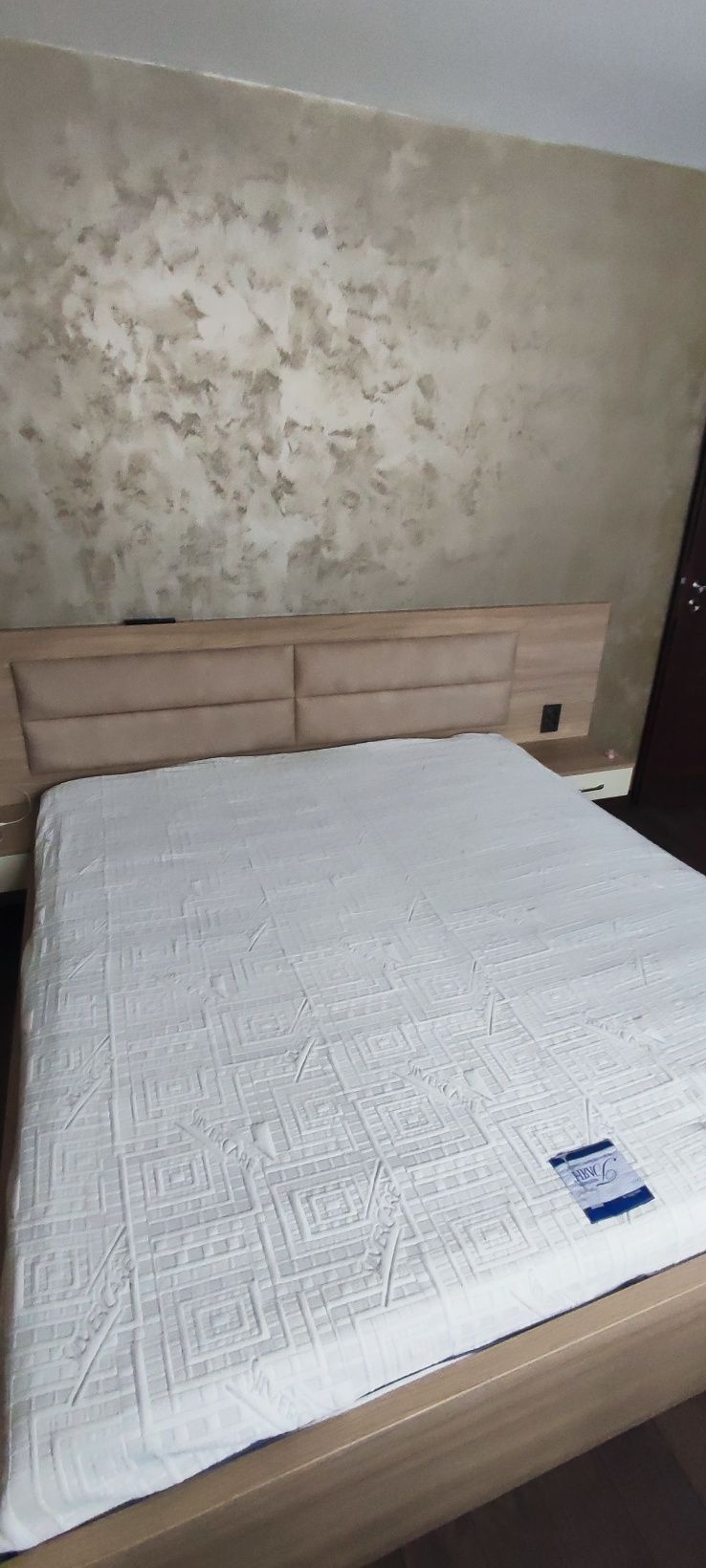 Продавам матрак 180/200