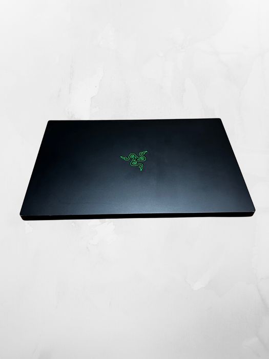 Razer Blade 15,6” 4K OLED Display, i7 10750H, 512GB SSD, 16GB RAM.