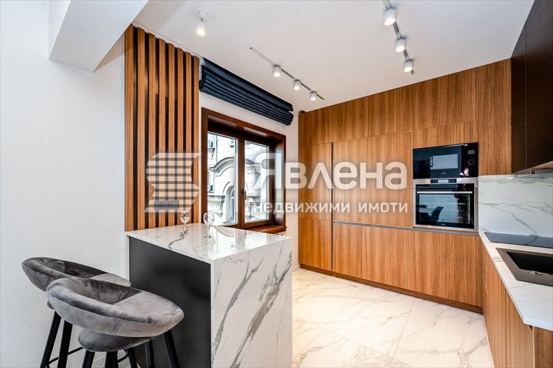 Луксозен дизайнерски апартамент под наем на престижната ул. Съборна