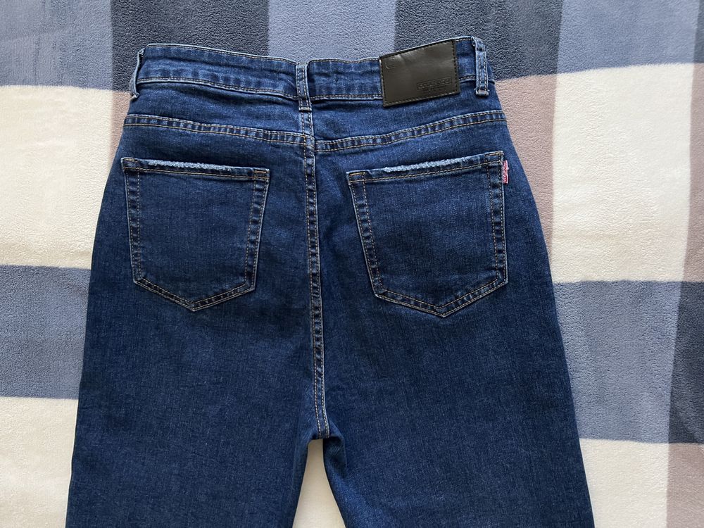 Базовые джинсы-мом синего цвета, на высокой посадке