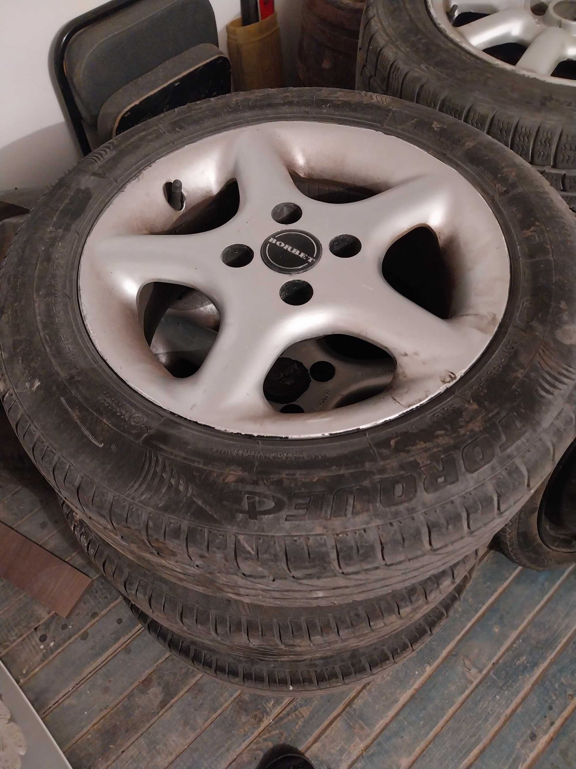 8 гуми +  джанти ( VW Polo, Seat)