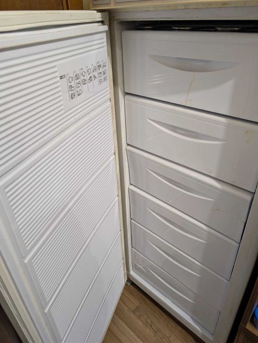 Продавам фризер Siltal