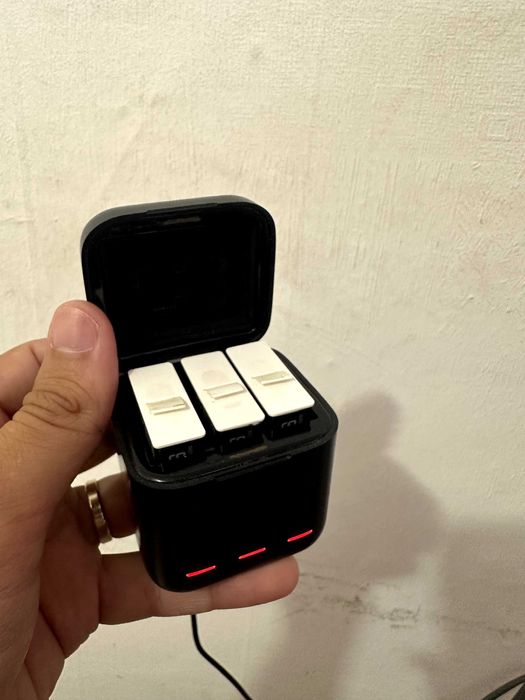 GoPro Hero 11 + 3 оригинални батерии + Charger + статив / selfie stick