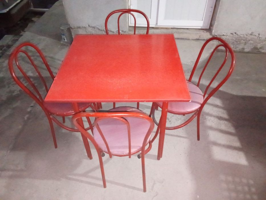 Стол стул сотилади.