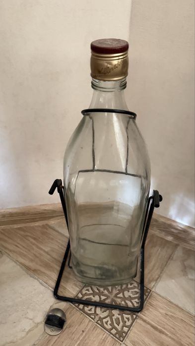 Бутылка на качелях