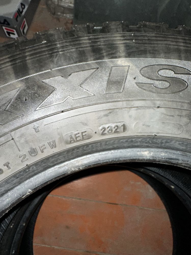 Продам резину зимнюю MAXXIS в отличном состоянии, без порезов и грыж.