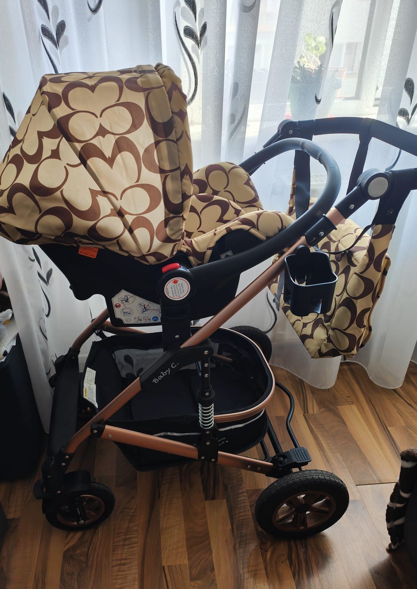 Pătuț pe 2 nivele plus carucior 3 în 1