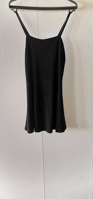 Предлагам различни дамски рокли. Подходящи за различни поводи.