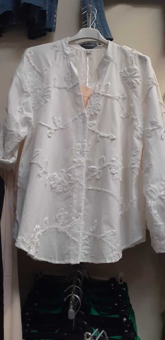 camasa alba flori