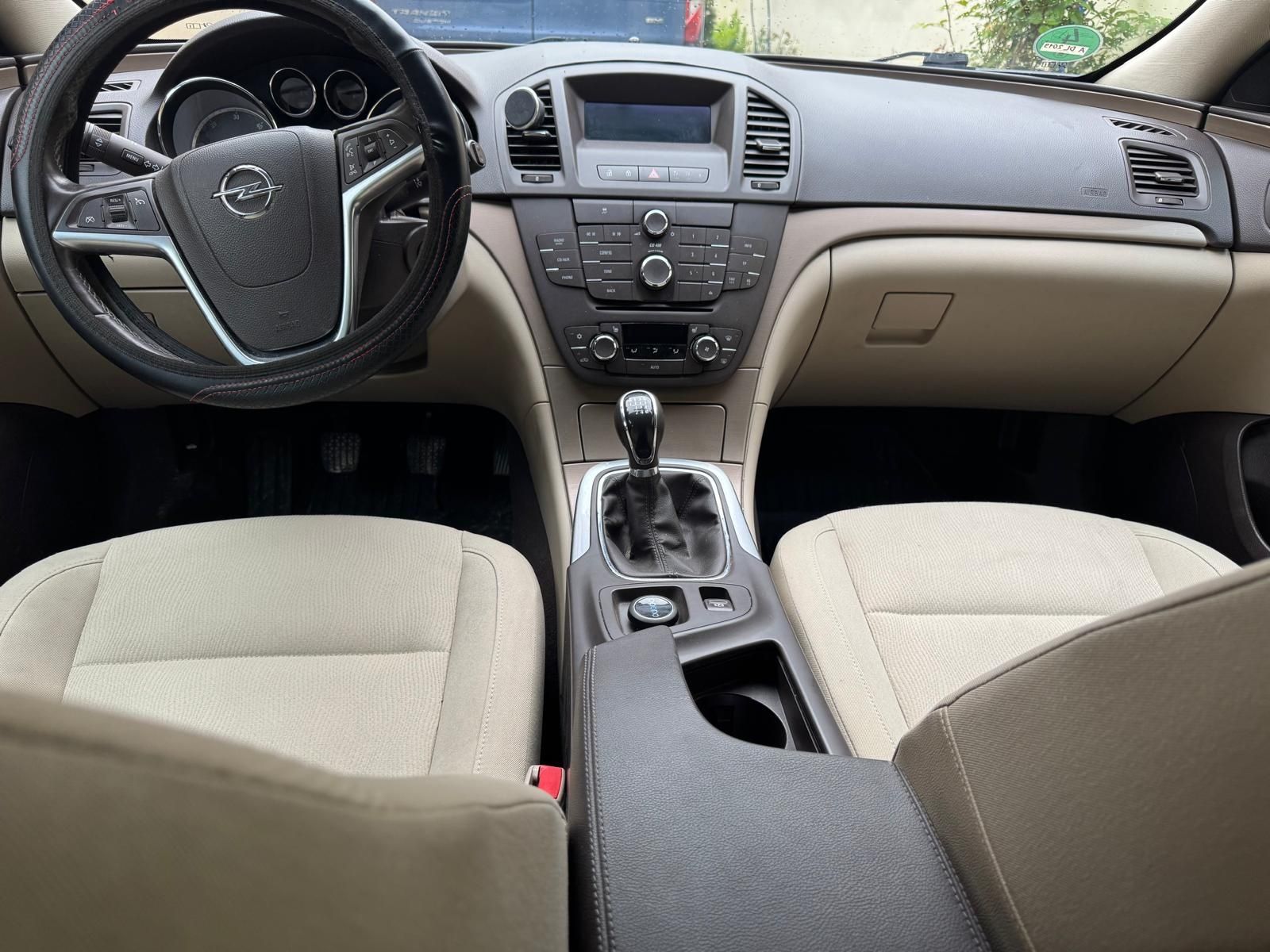 Vând Opel Insignia