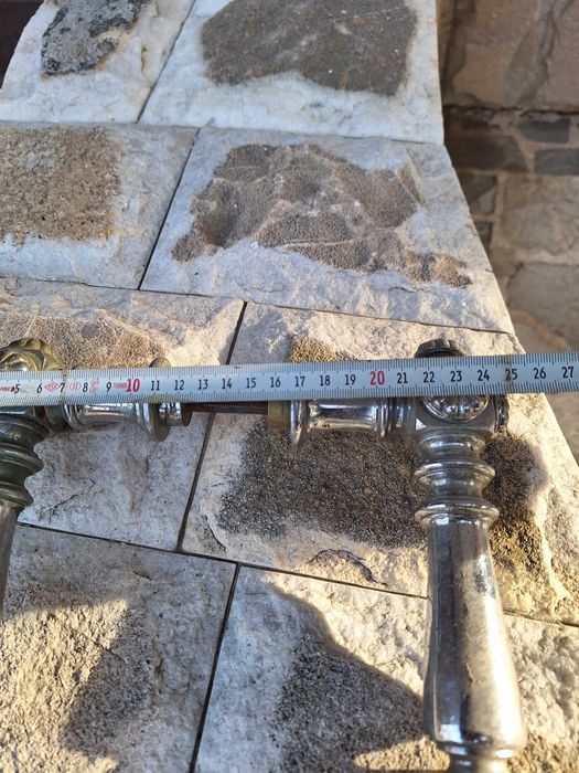 Много стари дръжки от брава от голяма порта.