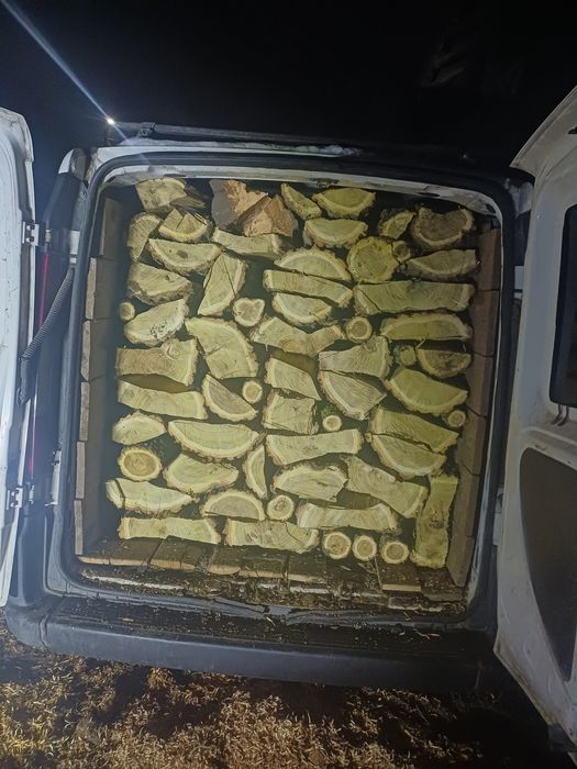 Vând lemne de foc  uscate sau verzi