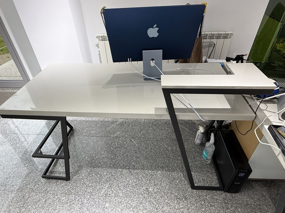Birou modern cadru metalic mat si blat MDF lucios