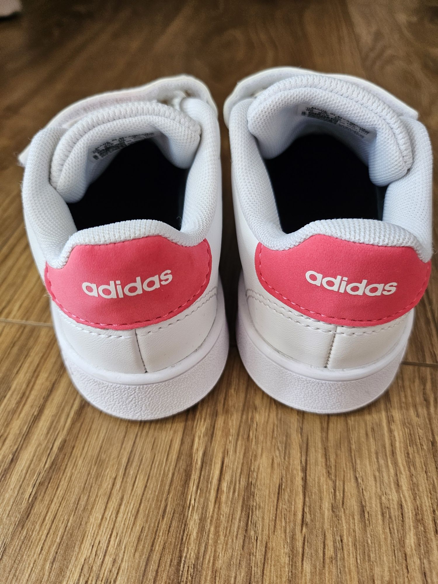 Adidasi Adidas marimea 26