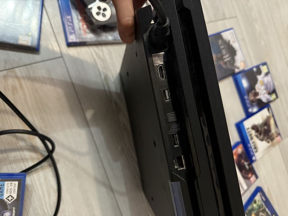 PlayStation 4 Pro + controller + jocuri