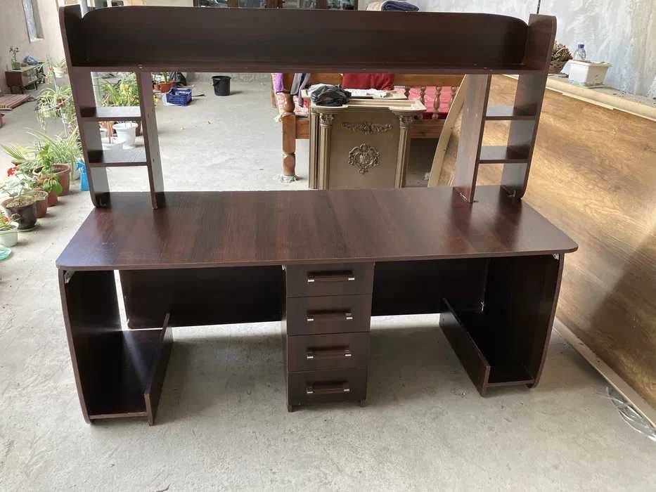 Катта икки кишилик компьютер столи сотилади. Размер:1,70х0,65х1,40м.