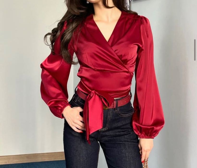 красная кофта с длинными рукавами